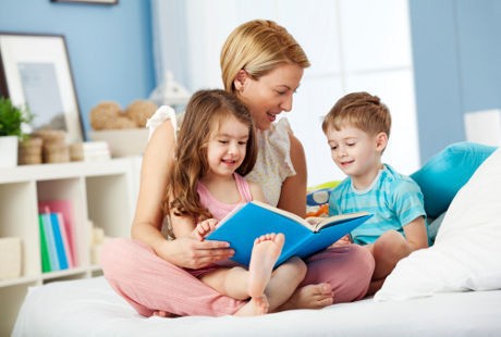 Lebih Efektif Mana, Membiasakan Anak Membaca Lewat Buku atau E-book?