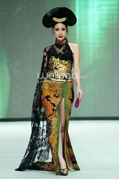 Anne Avantie Legong Srimpi. GARUDA INDONESIA LADIES FIRST!!. Indonesia Fashion Week 2014 at Jakarta Convention Center. Senayan. Jakarta. [Foto: Mohammad Abduh/Wolipop]