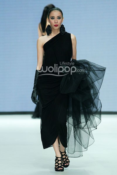 Espen Salberg Femme de la Nuit. Garuda Indonesia LADIES FIRST!!. Indonesia Fashion Week 2014 at Jakarta Convention Center. Jakarta. [Foto: Mohammad Abduh/Wolipop]