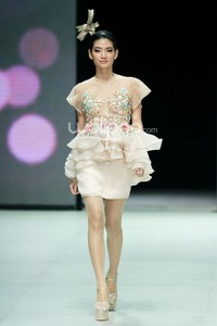 Jeanny Ang Couture Tea Rose. GARUDA INDONESIA LADIES FIRST!!. Indonesia Fashion Week 2014. at Jakarta Convention Center. Senayan. Jakarta. [Foto: Mohammad Abduh/Wolipop]