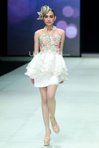 Jeanny Ang Couture Tea Rose. GARUDA INDONESIA LADIES FIRST!!. Indonesia Fashion Week 2014. at Jakarta Convention Center. Senayan. Jakarta. [Foto: Mohammad Abduh/Wolipop]