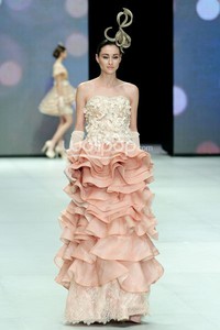 Jeanny Ang Couture Tea Rose. GARUDA INDONESIA LADIES FIRST!!. Indonesia Fashion Week 2014. at Jakarta Convention Center. Senayan. Jakarta. [Foto: Mohammad Abduh/Wolipop]