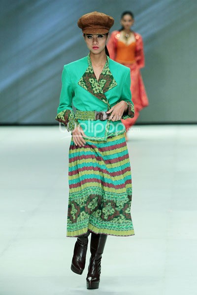 Poppy Dharsono Ikat Troso in Color. ZALORA PRESENTS DIGITAL FASHION SHOW. Indonesia Fashion Week 2014 at Jakarta Convention Center. Senayan. Jakarta. [Foto: Mohammad Abduh/Wolipop]