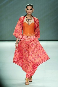 Poppy Dharsono Ikat Troso in Color. ZALORA PRESENTS DIGITAL FASHION SHOW. Indonesia Fashion Week 2014 at Jakarta Convention Center. Senayan. Jakarta. [Foto: Mohammad Abduh/Wolipop]