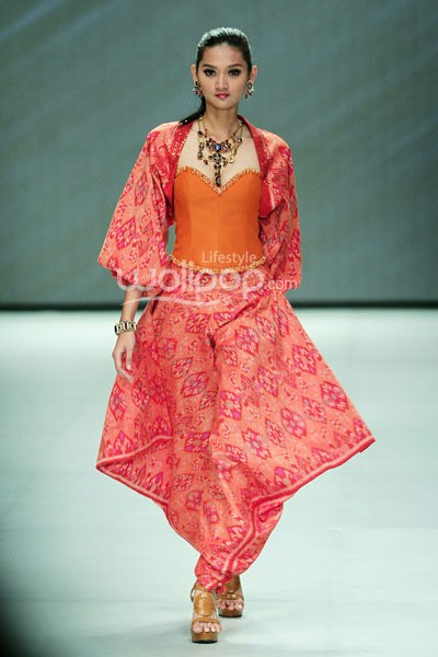 Poppy Dharsono Ikat Troso in Color. ZALORA PRESENTS DIGITAL FASHION SHOW. Indonesia Fashion Week 2014 at Jakarta Convention Center. Senayan. Jakarta. [Foto: Mohammad Abduh/Wolipop]