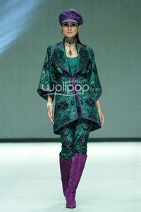 Poppy Dharsono Ikat Troso in Color, ZALORA PRESENTS DIGITAL FASHION SHOW Indonesia Fashion Week 2014, at Jakarta Convention Center, Senayan, Jakarta. (Foto by Mohammad Abduh/Wolipop)