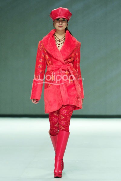 Poppy Dharsono Ikat Troso in Color. ZALORA PRESENTS DIGITAL FASHION SHOW. Indonesia Fashion Week 2014 at Jakarta Convention Center. Senayan. Jakarta. [Foto: Mohammad Abduh/Wolipop]