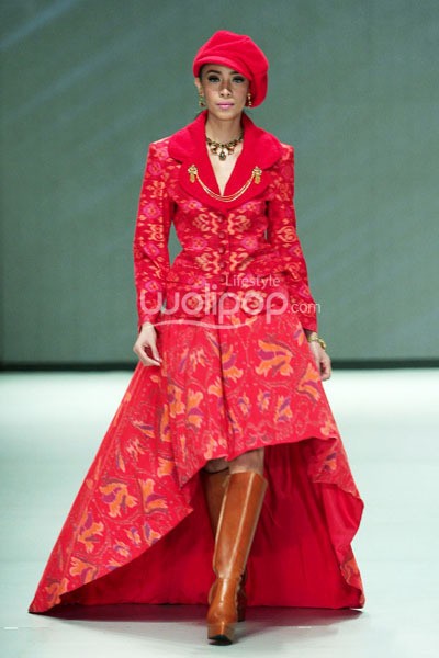 Poppy Dharsono Ikat Troso in Color. ZALORA PRESENTS DIGITAL FASHION SHOW. Indonesia Fashion Week 2014 at Jakarta Convention Center. Senayan. Jakarta. [Foto: Mohammad Abduh/Wolipop]