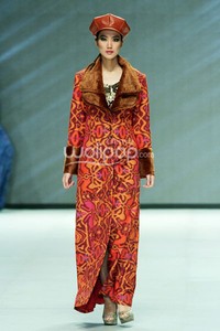 Poppy Dharsono Ikat Troso in Color. ZALORA PRESENTS DIGITAL FASHION SHOW. Indonesia Fashion Week 2014 at Jakarta Convention Center. Senayan. Jakarta. [Foto: Mohammad Abduh/Wolipop]