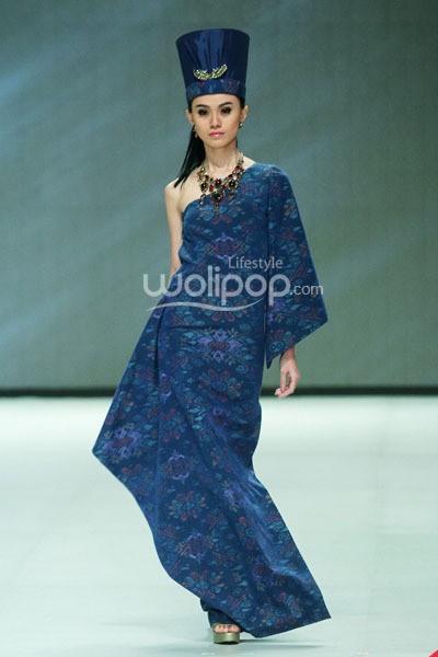 Poppy Dharsono Ikat Troso in Color. ZALORA PRESENTS DIGITAL FASHION SHOW. Indonesia Fashion Week 2014 at Jakarta Convention Center. Senayan. Jakarta. [Foto: Mohammad Abduh/Wolipop]