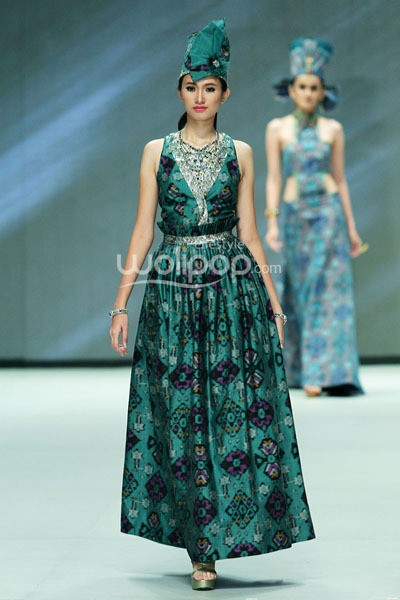 Poppy Dharsono Ikat Troso in Color. ZALORA PRESENTS DIGITAL FASHION SHOW. Indonesia Fashion Week 2014 at Jakarta Convention Center. Senayan. Jakarta. [Foto: Mohammad Abduh/Wolipop]