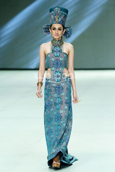 Poppy Dharsono Ikat Troso in Color. ZALORA PRESENTS DIGITAL FASHION SHOW. Indonesia Fashion Week 2014 at Jakarta Convention Center. Senayan. Jakarta. [Foto: Mohammad Abduh/Wolipop]
