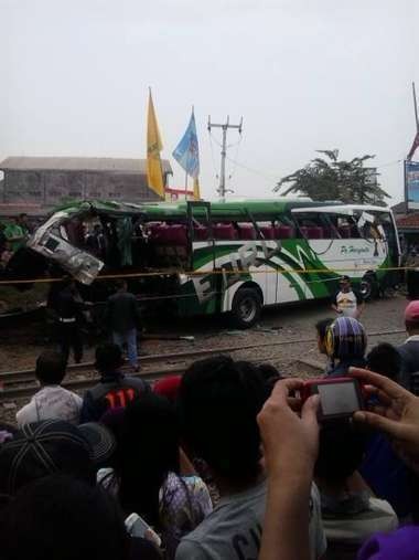 Bus PO Haryanto yang Tabrakan dengan KA Masih di TKP, Jalan Bosih Raya Macet