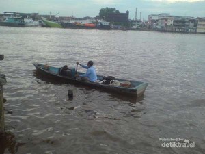 Asyiknya Naik Sampan Keliling Sungai Kapuas