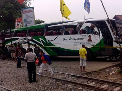 Bus PO Haryanto Ringsek di Hantam Kereta Api