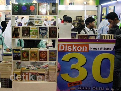 Pengunjung Serbu Diskon Pesta Buku di Istora