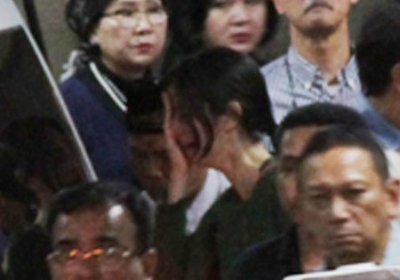Isak Tangis Nia Ramadhani Antar Jenazah Ayahnya ke Peristirahatan Terakhir