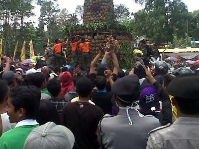 2014 Buah Durian Gratis Jadi Rebutan Warga