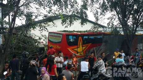 Bus Ini Menabrak Pohon Setelah Sopirnya Pingsan Ditimpuk Batu di Binjai