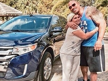 Dwayne The Rock Johnson Beri Asisten Rumah Tangganya Sebuah Mobil