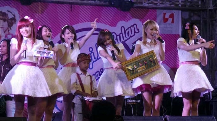 Cherrybelle Dihadiahi Wayang dari Fans di Cirebon