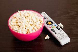 Mau Nonton Film Ini di Rumah? Pilih Paduan Camilan yang Cocok!
