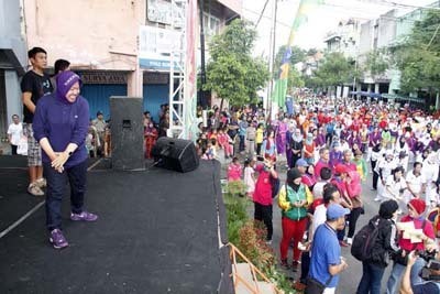 Walikota Risma Pimpin Goyang Caisar di Car Free Day