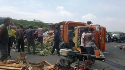 Truk Muat Alpukat Terguling, Jalan Raya Porong Macet