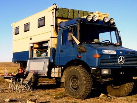 Pasangan Ini Bulan Madu Keliling Dunia Pakai Truk Mercy Unimog