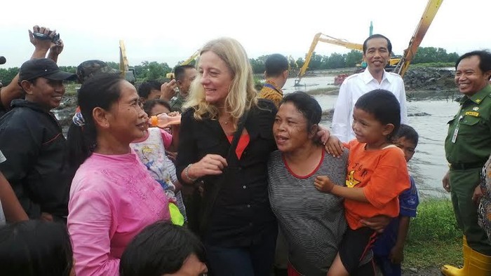 Warga Lebih Tertarik Berfoto dengan Jurnalis Asing daripada Jokowi