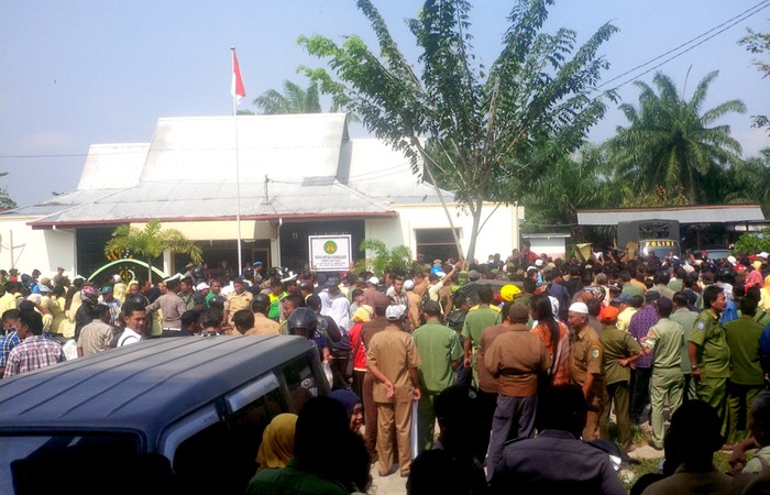 Kasus Raskin, PNS dan Kades Demo Kejari Lima Puluh Sumut
