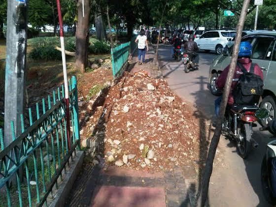 Gundukan Tanah di Trotoar Jl Letjen Suprapto Ini Mengganggu