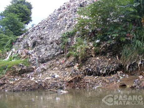 Inilah Gunung Sampah yang Ada di Pinggiran Kali Ciliwung di Condet