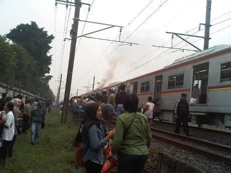 Gerbong KRL Berasap di Buaran, Penumpang Panik dan Gedor-gedor Kaca