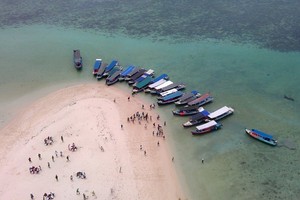 Belitung dari Ketinggian di Mercusuar Pulau Lengkuas