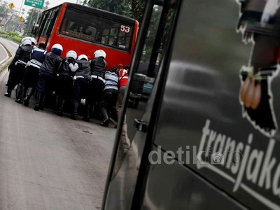 Dishub Bantu Dorong Metromini 