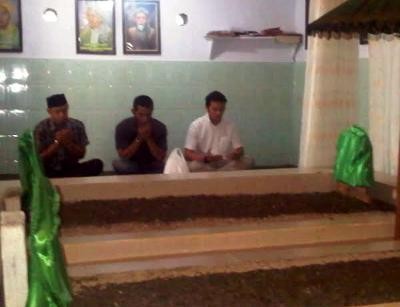 Menjelang Kampanye Caleg, Moreno Ziarah Makam Leluhur