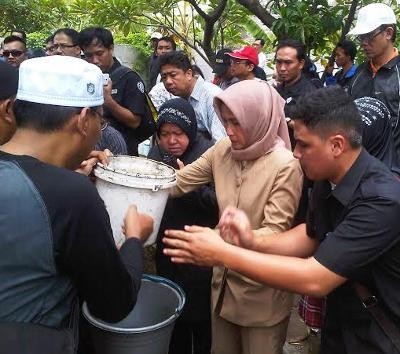 Walikota Risma Ikut Berduka di Pemakaman Kabiro Trans TV Jatim