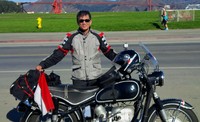 Awalnya, Onny yang menjabat Kepala Cabang Bank Panin Makassar ini, hanya berniat membeli motor bekas BMW R50/2 hasil rekondisi yang dijual di showroom Max BMW di New Hamspire, AS. Namun tiba-tiba saja muncul idenya untuk menjajal motor BMW klasik-nya yang ia beli dengan harga USD 18.000. Istimewa/Pribadi.
