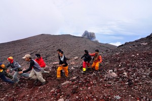 Foto Pendaki Berhamburan di Puncak saat Gunung Slamet Kepulkan Asap Tebal