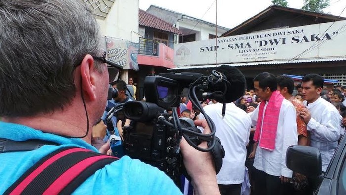 Datangi SD Cengkareng, Jokowi Dikerumuni Siswa Hingga Sulit Berjalan