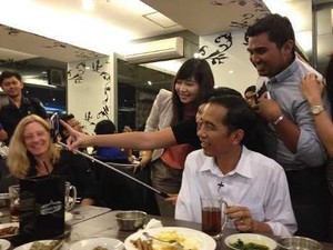 Pak Jokowi, Selfie Dulu Yuk Pakai Tongsis