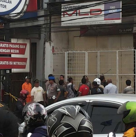 Warga Berkerumun Lihat Perampokan, Lalin Jl Ciledug Raya Macet