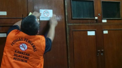 Gelar Razia, Tim Sidak Rokok di Kantor Jokowi Dicuekin Perokok