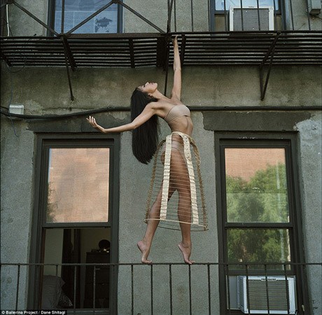 Bagi Para Penari Ini, Setiap Tempat Adalah Panggungnya