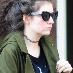Lorde dan James Lowe Resmi Bertunangan?