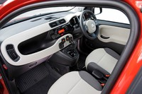 Interior bernuansa krem yang dipadukan dengan abu-abu dan hitam. Terutama pada jok dan bagian dashboardnya serta pintu mobil. (Istimewa/Fiat).