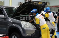 Pekerja tengah memeriksa kondisi mesin mobil Honda. Di showroom dan diler 3S ini ada 9 mekanik yang bekerja dari Senin sampai Sabtu.