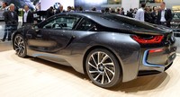 BMW mengklaim i8 ini akan menjadi kendaraan yang diproduksi pertama dengan menggunakan teknologi pencahayaan lampu laser yang inovativ. Lampu laser BMW ini mampu menghemat energi 30 persen dibandingkan lampu LED dan mampu memberikan penerangan yang jauh lebih kuat dengan jarak hingga 600 meter. Istimewa/BMW.