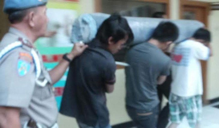 Terekam CCTV, 3 orang Pemuda Pencuri Bahan Celana Ditangkap
